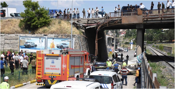 Erzurum'da iki otomobil köprüden düştü, 3 kişi yaralandı