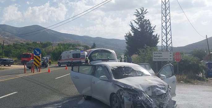 İki otomobilin çarpıştığı kazada 1 kişi öldü 6 kişi yaralandı