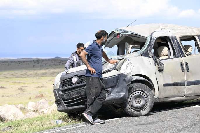 İki otomobilin çarpıştığı kazada 3'ü çocuk 12 kişi yaralandı