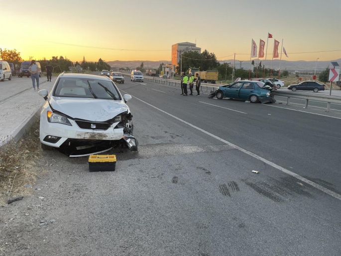 İki otomobilin çarpıştığı kazada çok sayıda yaralı var