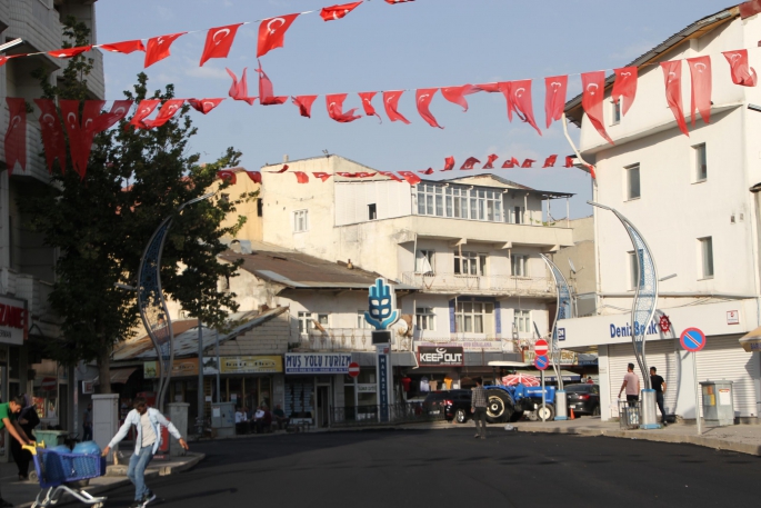 İlçe Merkezi Bayraklar ile süslendi