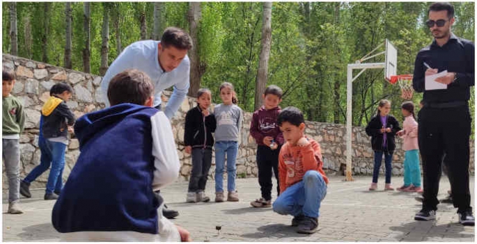 İlkokul öğrencileri en iyi topacı çevirmek için yarıştı