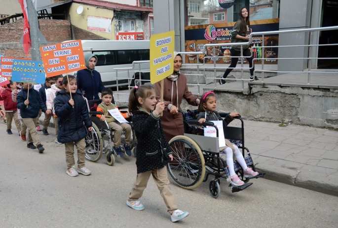 İlkokul öğrencileri engelliler yürüyüşü yaptı