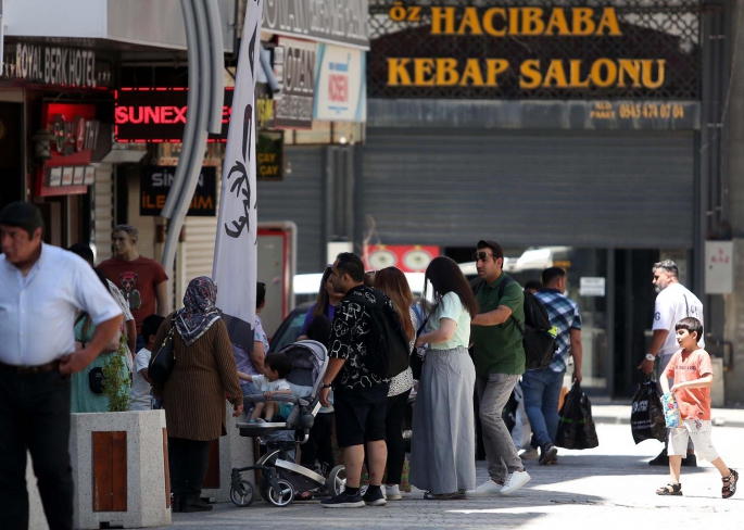 İranlı turistler Van esnafının bayram sevincini artırdı