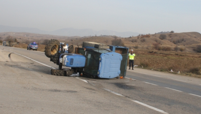 İşçi servisi ile traktör çarpıştı: 1'i ağır 16 yaralı