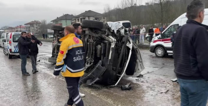 İşçi servislerinin çarpıştığı kazada 1 kişi öldü, 27 kişi yaralandı