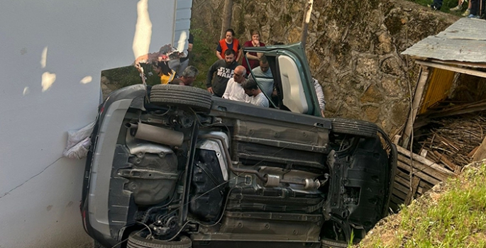 İstinat duvarından düşen otomobilin sürücüsü yaralandı