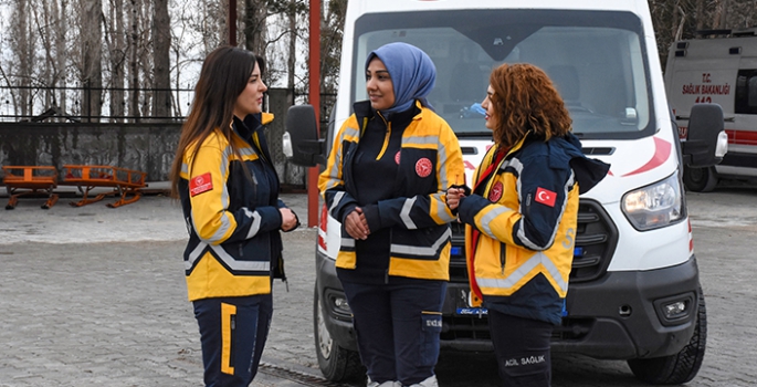 Kadın acil tıp teknikerleri hayat kurtarmak için zamanla yarışıyor