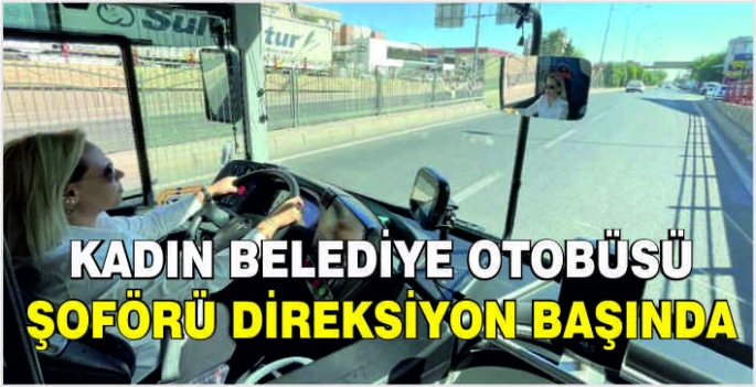 Kadın belediye otobüsü şoförü direksiyon başında