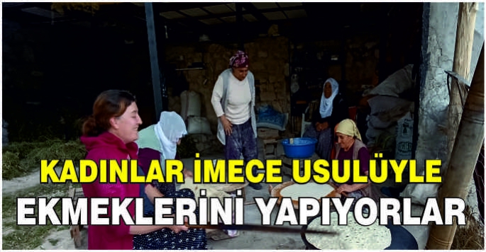 Kadınlar imece usulüyle ekmeklerini yapıyorlar