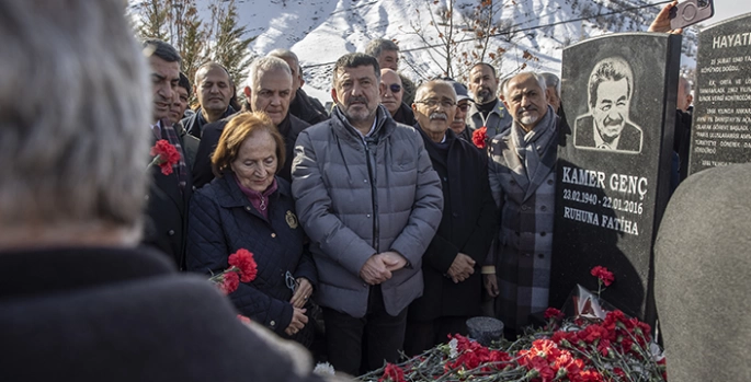 Kamer Genç vefatının 9. yılında mezarı başında anıldı