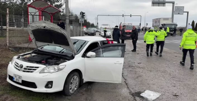 Kamyon kırmızı ışıkta bekleyen otomobile çarptı, 3 kişi yaralandı