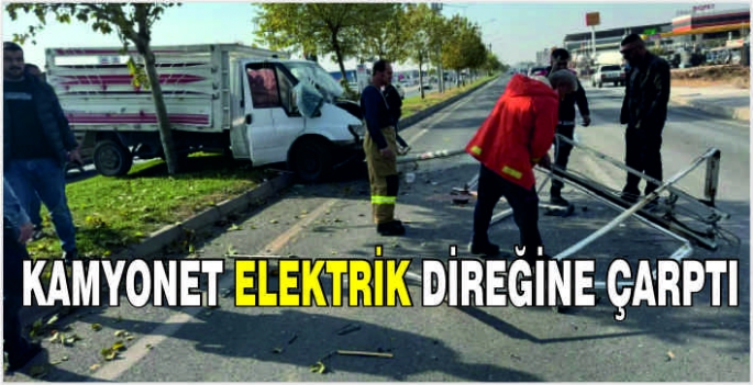 Kamyonet elektrik direğine çarptı