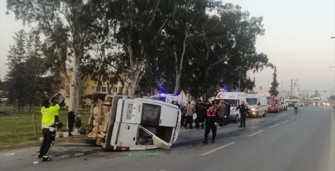  Kamyonet ile çarpışan minibüsteki 6 tarım işçisi yaralandı