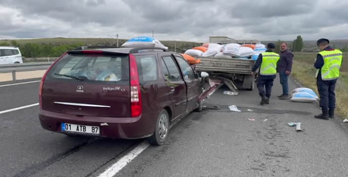 Kamyonet ile otomobilin çarpıştığı kazada 3 kişi yaralandı