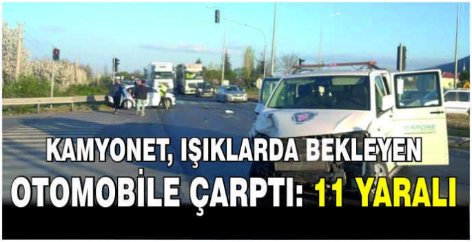 Kamyonet, ışıklarda bekleyen otomobile çarptı: 11 yaralı