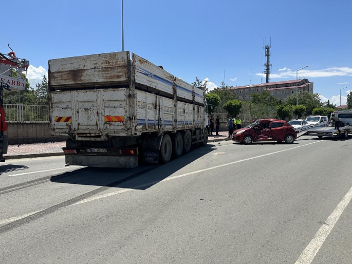 Kamyonla çarpışan otomobildeki 3 öğretmen yaralandı