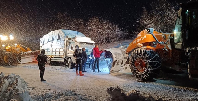 Kar nedeniyle yolda kalan kamyonet, belediye ekiplerince kurtarıldı