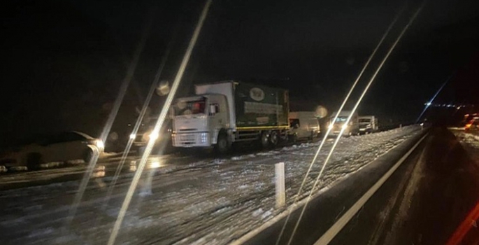 Kar ve Tipi Ağrı-Iğdır karayolunu ulaşıma kapattı