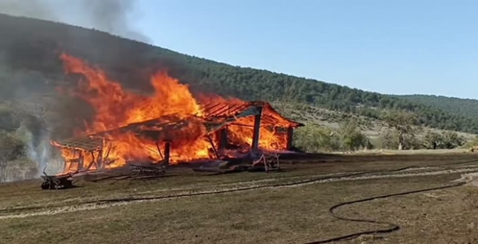 Karabük'te 3 samanlık ve 1 odunluk  küle döndü