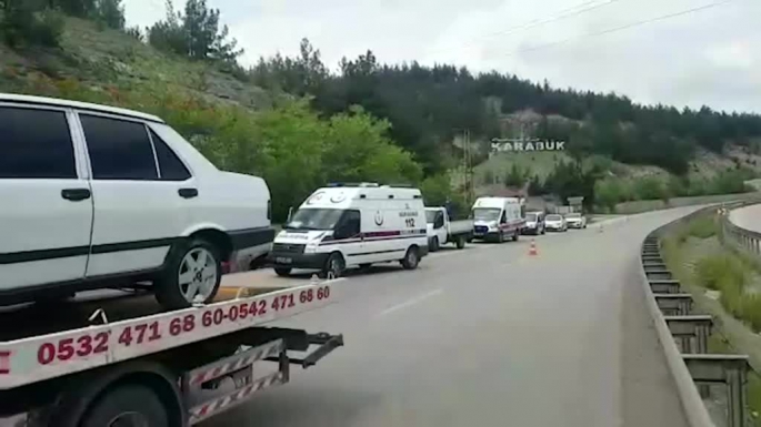 Karabük'te duvara çarpan otomobildeki 3 kişi yaralandı