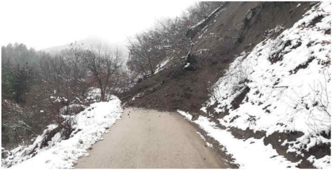 Karabük'te heyelan nedeniyle köy yolu ulaşıma kapandı