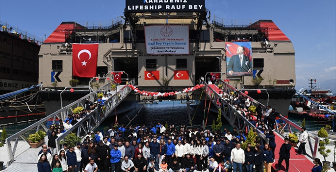 Karadeniz Holding'in İskenderun'daki gemisinde 523 depremzede öğrenci, eğitim hayatına başladı