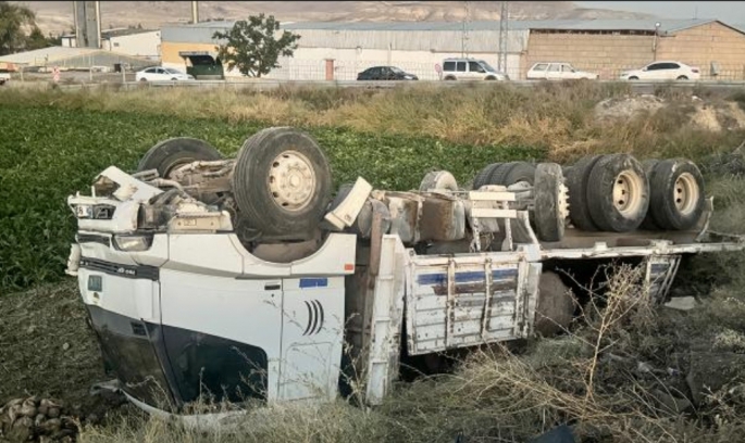 Karayolunda feci kaza: 2 ölü 4 yaralı