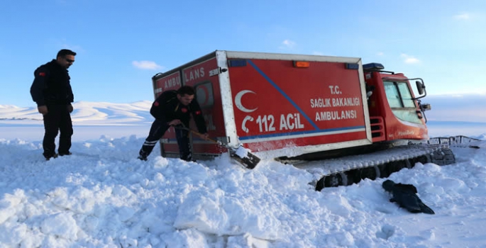 Kardan yolu kapanan mezrada rahatsızlanan kadın 6 saatlik çalışma sonucu hastaneye ulaştırıldı