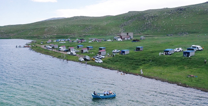 Karın eridiği 2 bin 241 rakımlı Balık Gölü'nde turizm sezonu açıldı