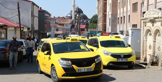 Karlıova'daki taksicilerden korsan taksi protestosu