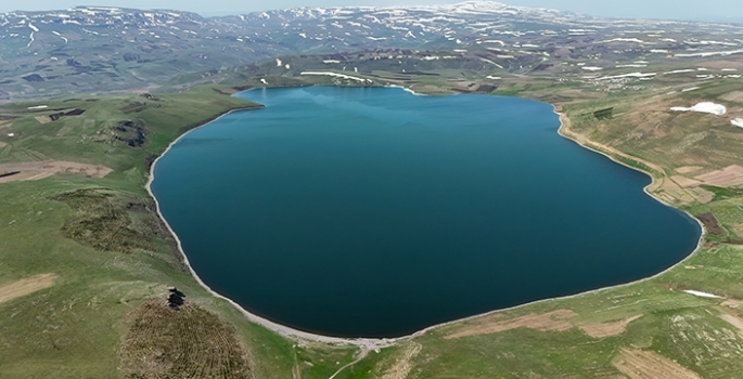 Kars'ta 2 bin 300 rakımdaki Aygır Gölü'nde buzlar çözüldü