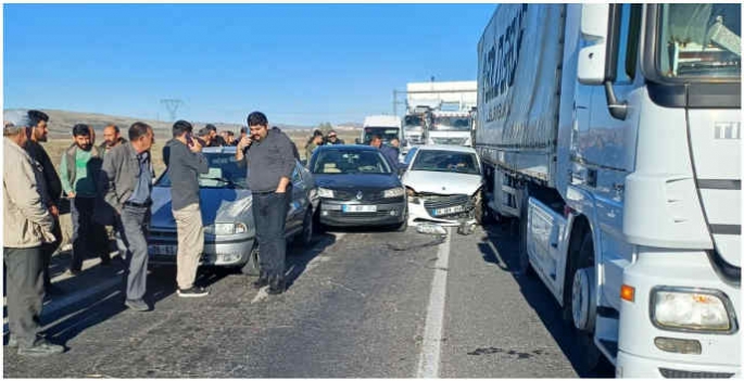 Kars'ta 6 aracın karıştığı zincirleme trafik kazasında biri ağır 2 kişi yaralandı