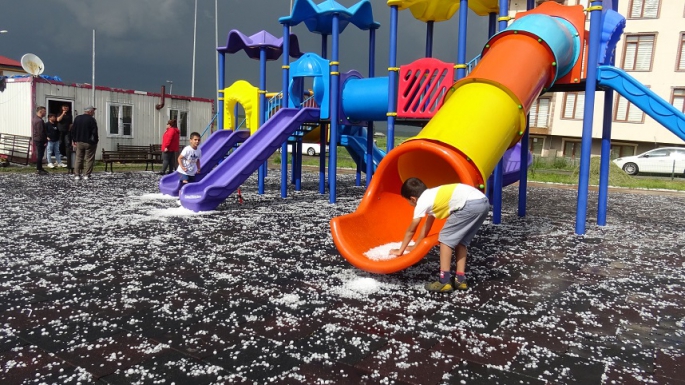 Kars'ta ceviz büyüklüğünde dolu yağdı