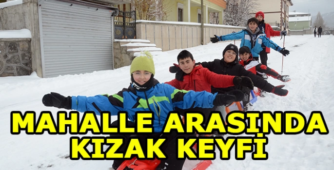 Kars'ta çocuklar mahalle aralarında kızak keyfi yaşadı