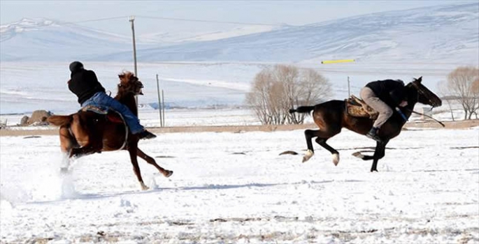 Kars'ta gençler kar üstünde cirit oynadı