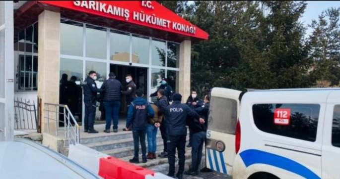 Kars'ta hırsızlık için girdikleri evdeki çifti bıçaklayan 3 sanığa hapis cezası