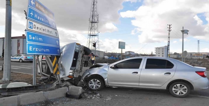 Kars'ta iki otomobilin karıştığı kazada 4 kişi yaralandı