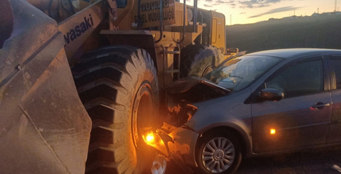 Kars'ta iş makinesiyle çarpışan otomobildeki 6 öğretmen yaralandı