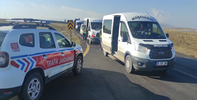 Kars'ta jandarma ve polis ekipleri okulların çevresinde denetim yaptı