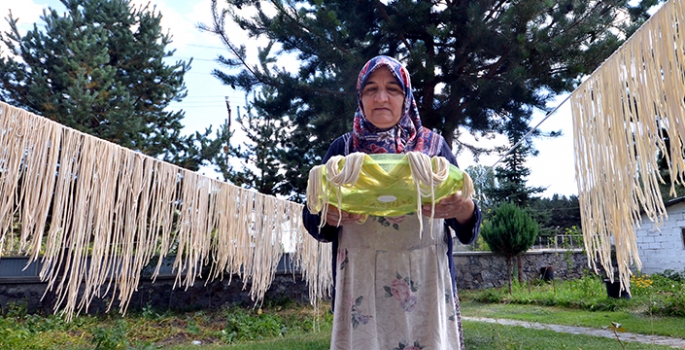 Kars'ta kadınların imece usulü erişte mesaisi başladı