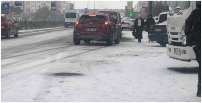 Kars’ta kar yağışı etkili oldu! Her yer beyaza büründü