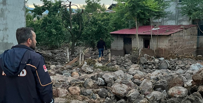 Kars'ta sel nedeniyle bazı ev ve ahırlarda hasar oluştu