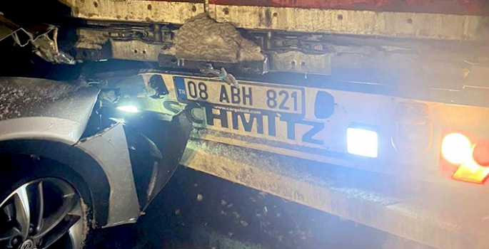 Kars'ta tıra arkadan çarpan otomobildeki 1 kişi yaralandı