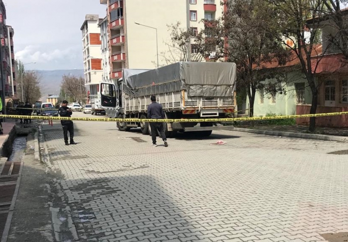 Kars'ta tırın çarptığı iki öğrenciden biri öldü, diğeri ağır yaralandı