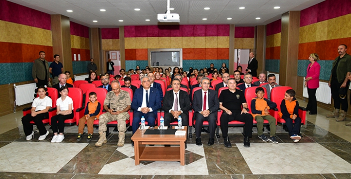 Kars ve Ardahan'da İlköğretim Haftası nedeniyle tören düzenlendi