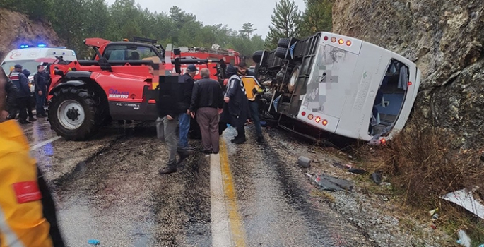 Karşı şeride geçen otobüs otomobille çarpıştı: Ölü ve yaralılar var!