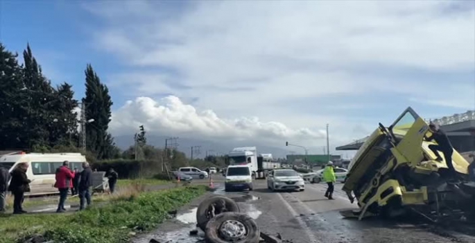 Karşı şeride geçen tırın çarptığı otomobildeki 6 kişi öldü