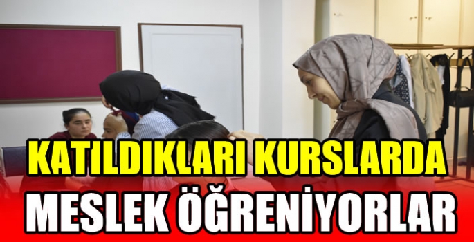 Katıldıkları kurslarda meslek öğreniyorlar