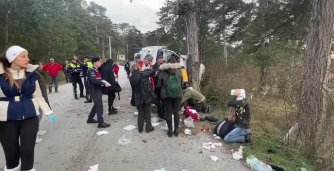 Kayak merkezinden dönenleri taşıyan minibüs devrildi:  Çok sayıda yaralı var!